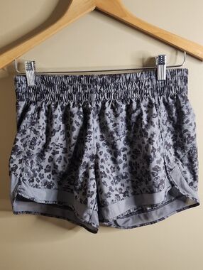 Athleta Mesh Racer Run Mid Rise 4" Short In Grey Cheetah Print. Size S.
